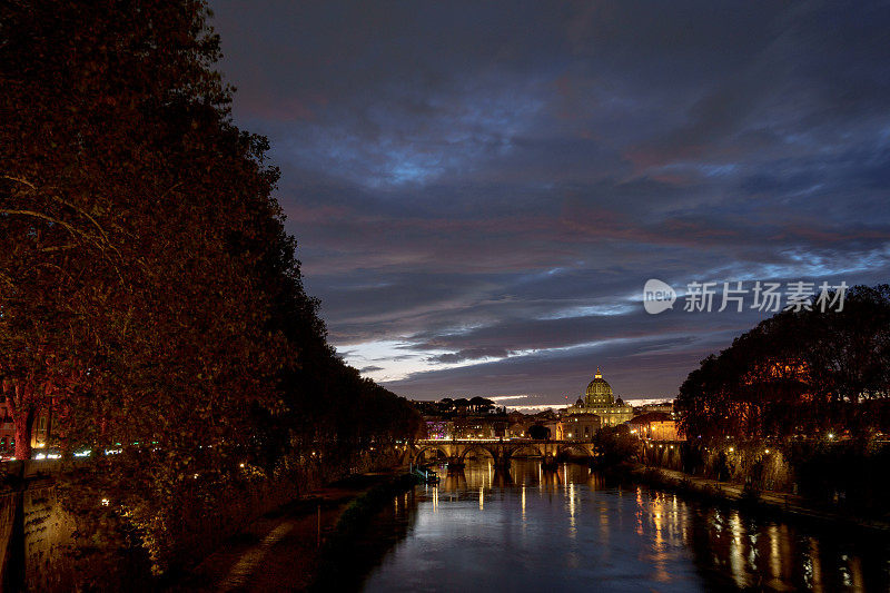 在晴朗的天空下，罗马标志性的圣彼得大教堂夜景