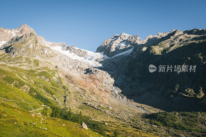 高山山谷中参差不齐的山峰