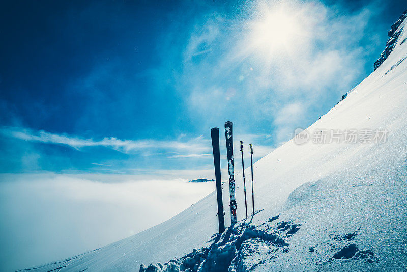 滑雪场顶部的滑雪板和滑雪杖