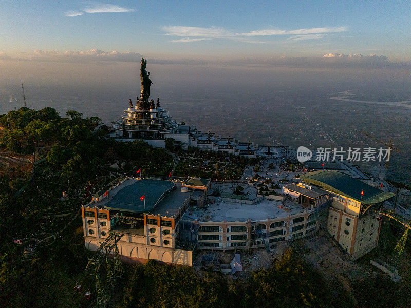 越南德宁省巴登山旅游区的景色。一个独特的佛教建筑，海拔最高，从下面看是非常美丽的。