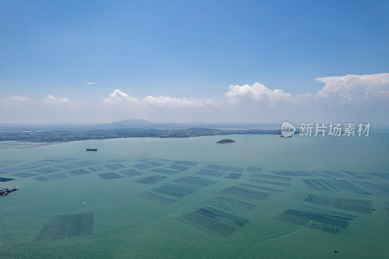 海上漂浮的水产养殖场鸟瞰图