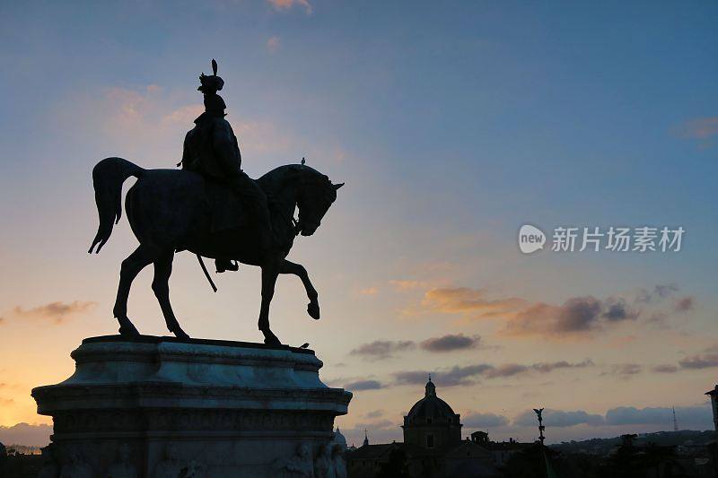 日落时的亚历山大大帝雕像，照片为背景，位于意大利罗马首都罗马