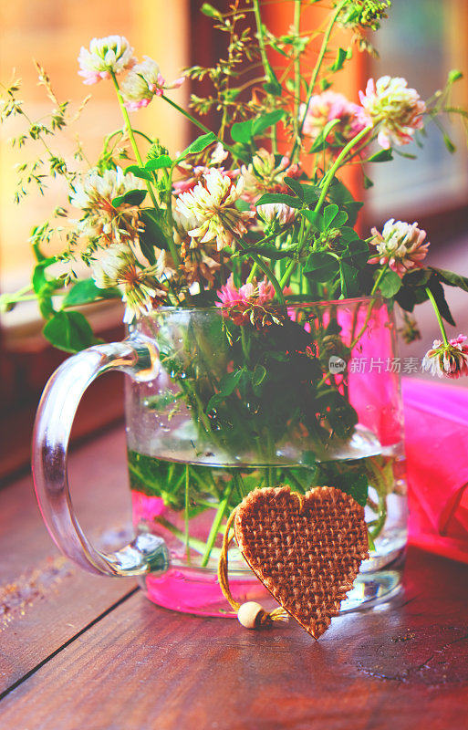 杯带夏日草甸花，心田。浪漫的早晨。爱的情绪
