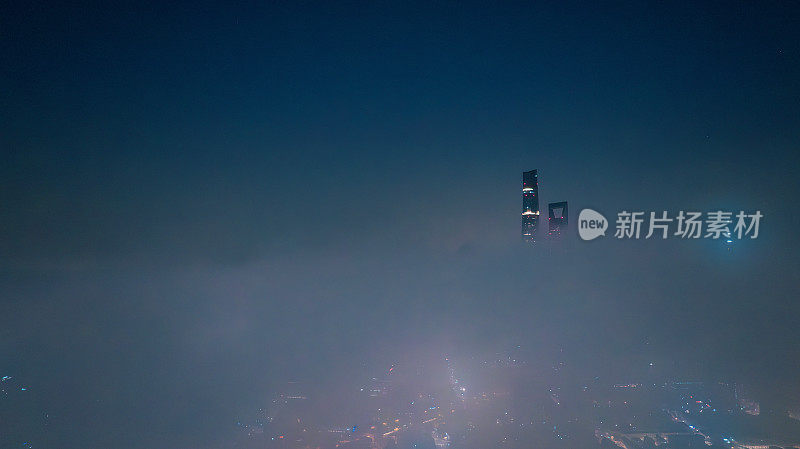 无人机视角下的上海地标，中国，雾中的上海