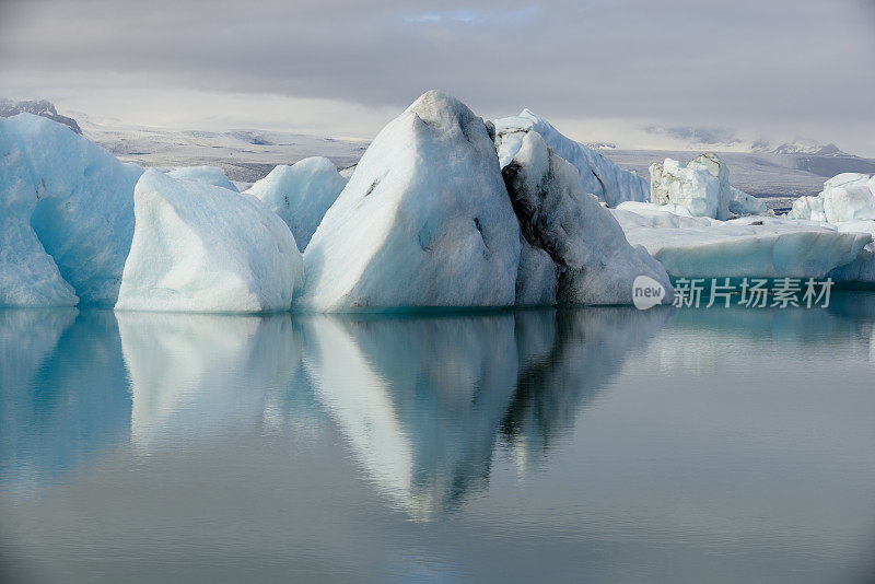 冰山漂浮在冰岛的Jokulsalon冰川泻湖