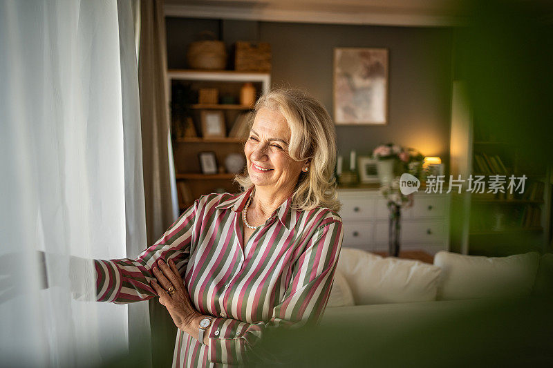 一个快乐的退休妇女的肖像，散发着自信和内心的满足。