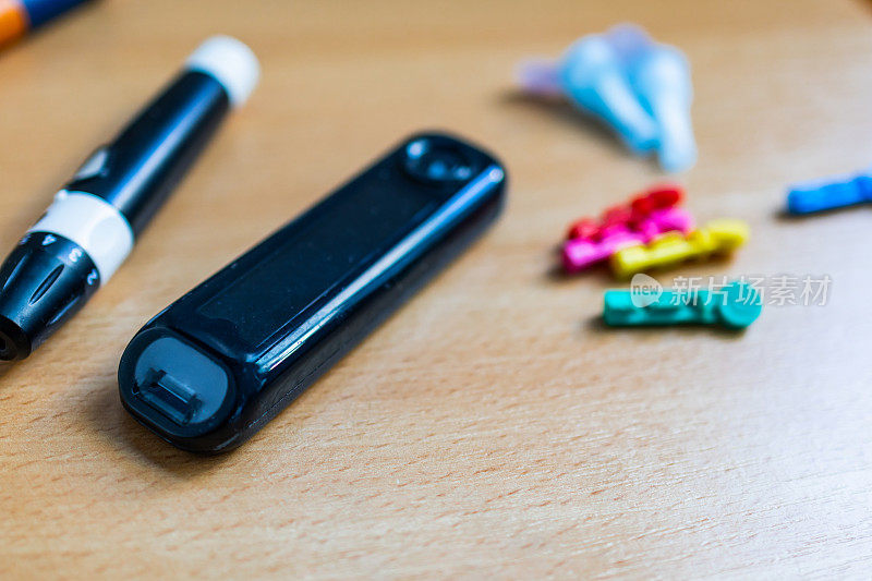 糖尿病的概念。胰岛素笔，有针头、血糖仪和针头。