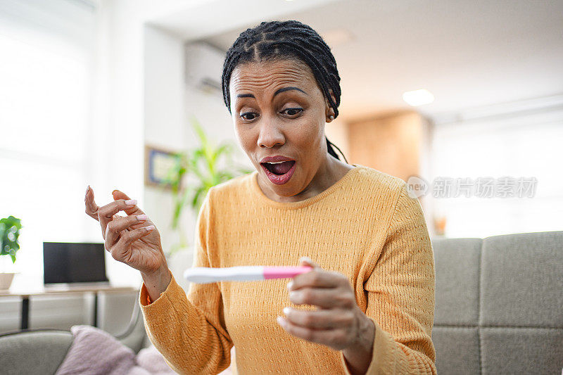 黑人妇女在家里得知她的验孕结果