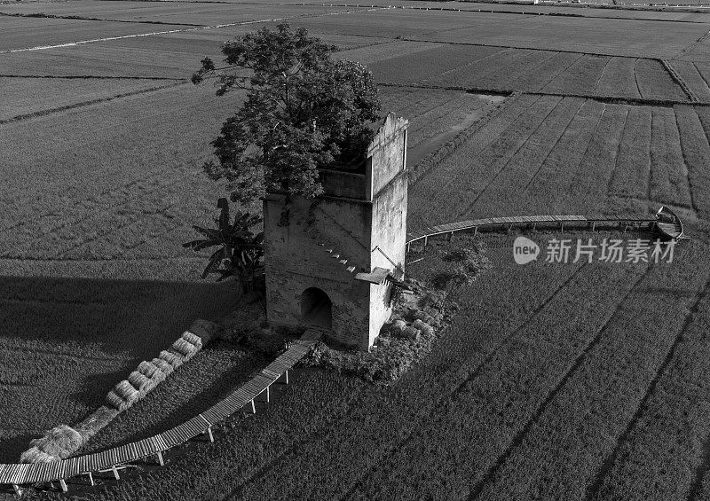 广南广阔田野中央废弃旧砖窑的抽象鸟瞰图