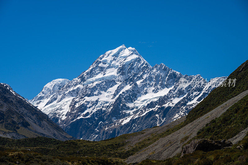 库克山白雪皑皑的山峰