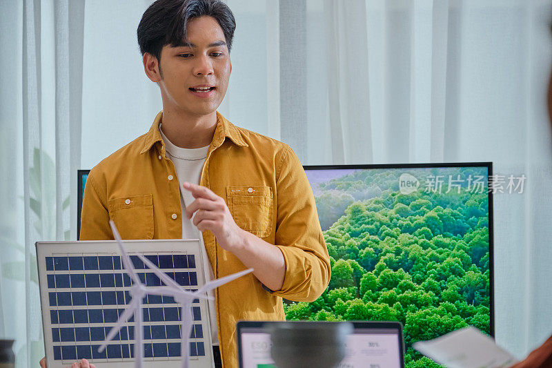 亚洲商人在办公室与团队、社会和治理机构举行ESG环境会议，讨论风力涡轮机和太阳能电池板等可再生能源