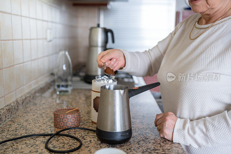 老妇人在厨房准备土耳其咖啡