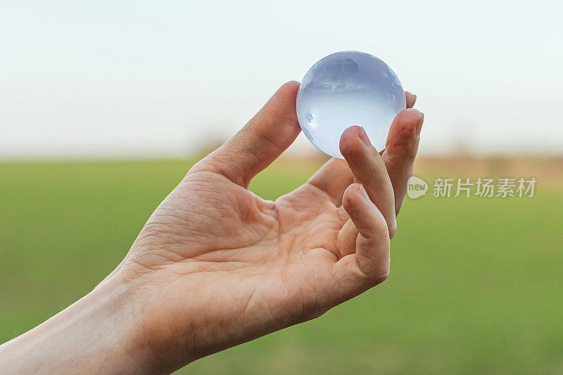地球。手里拿着玻璃球。可持续性。