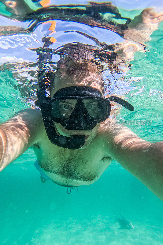 一名年轻男子在泰国皮皮岛的海上浮潜时自拍