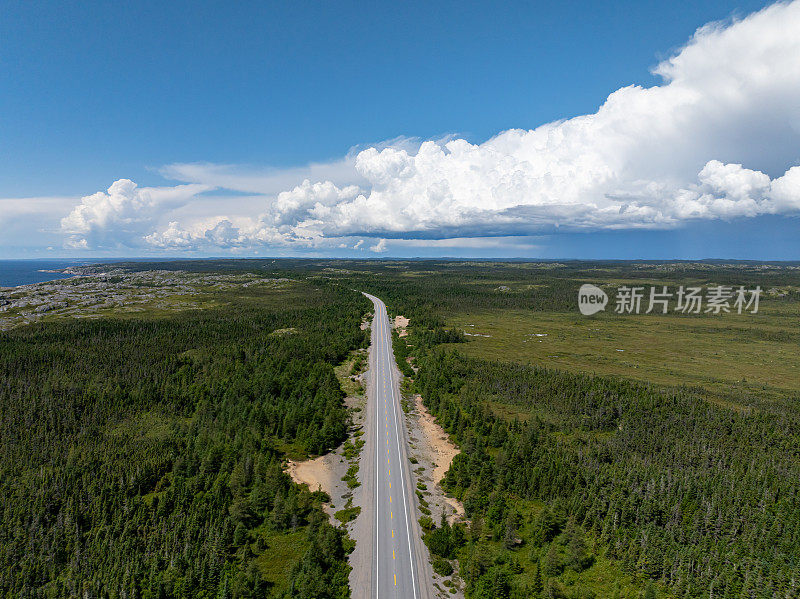 夏季，加拿大魁北克省北部海岸138号高速公路鸟瞰图