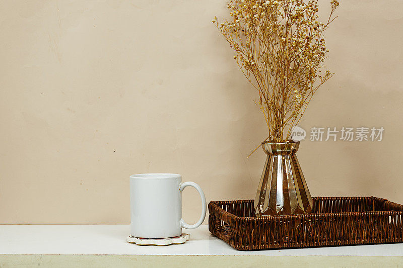 白色的咖啡杯，白色的瓷杯，木桌上的造型，配上吉思莲花花瓶