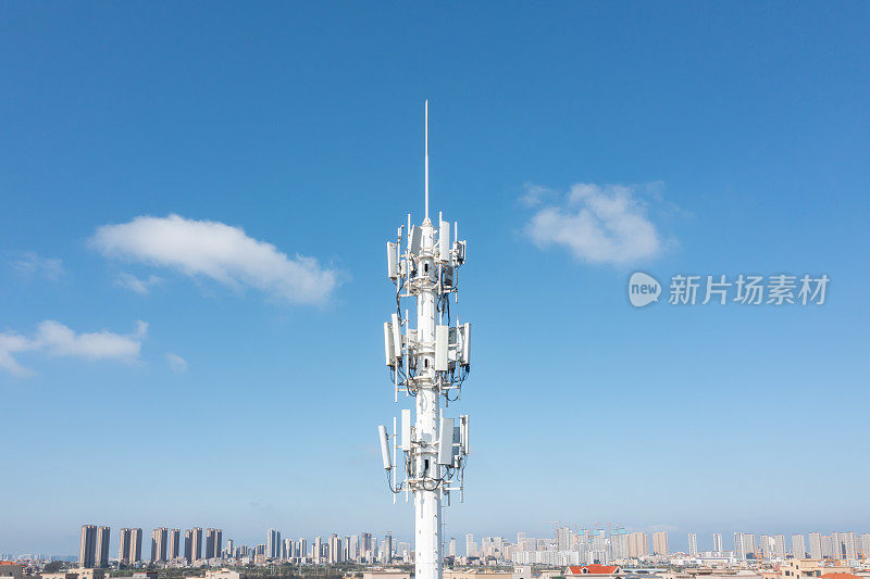 现代城市中的5G发射塔