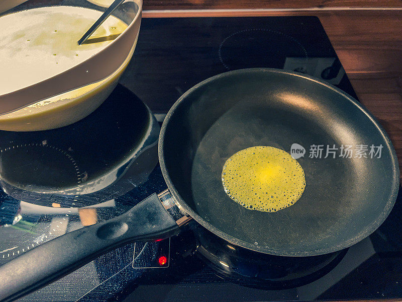 煎锅前做好煎饼池。