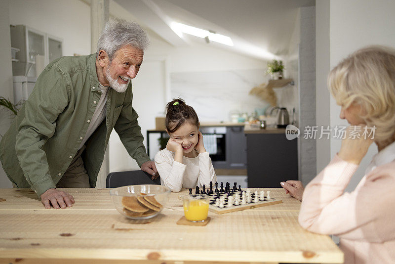 爷爷奶奶在教孙女下国际象棋