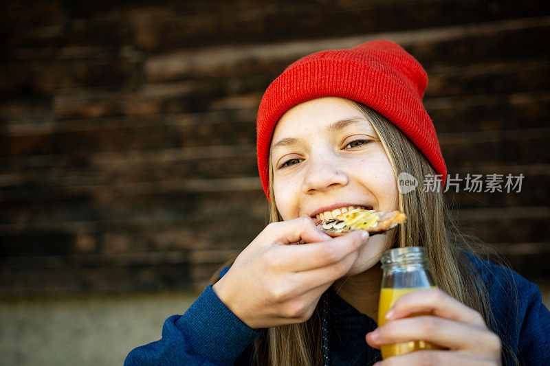 十几岁的女孩在户外吃披萨