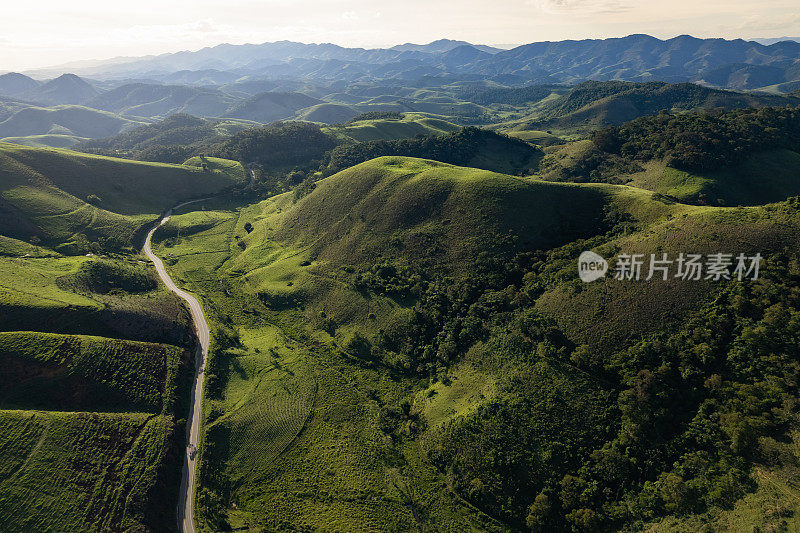 鸟瞰公路和丘陵与牧场