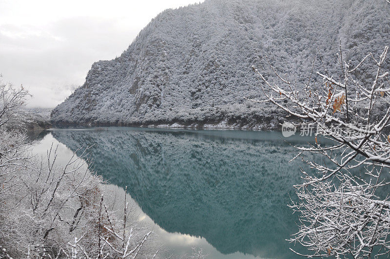 西藏一个湖的冬景