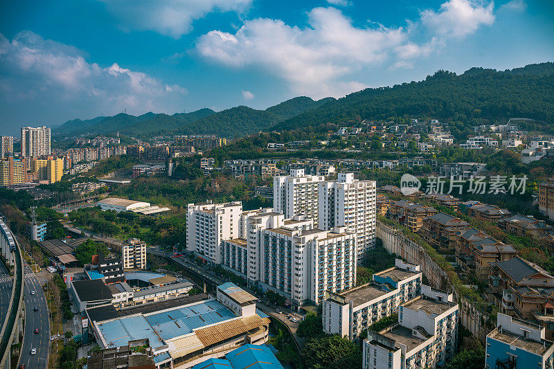 阳光明媚的重庆城市天际线