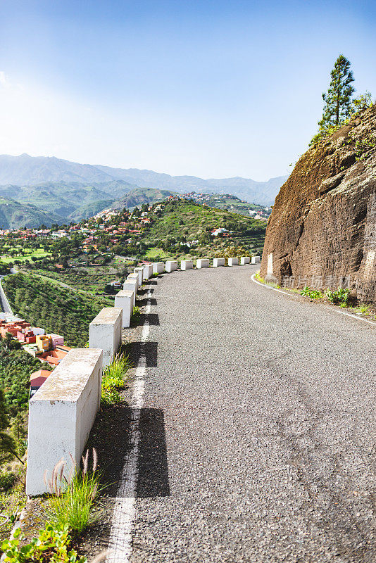 风景如画的公路穿过大加那利群岛的山丘