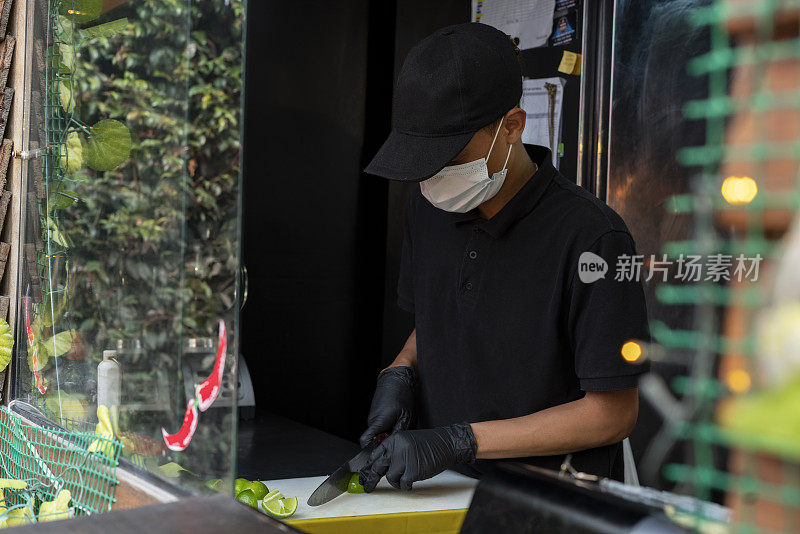 快餐店雇员为他的顾客准备食物