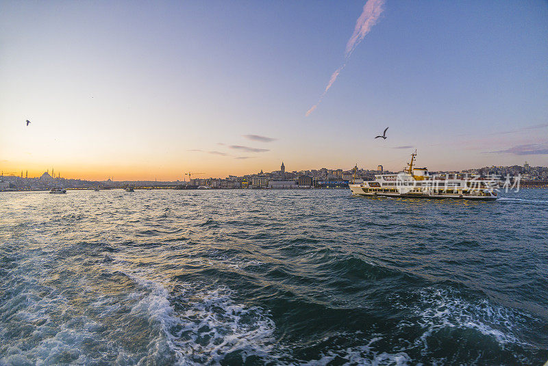 伊斯坦布尔的城市景观背后的蒸汽船蒸汽