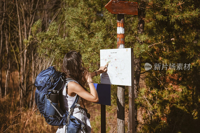 年轻的背包客徒步穿越砂岩山谷