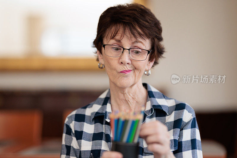 女人在挑选彩色铅笔