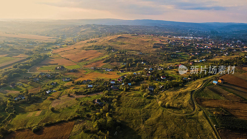 乌克兰西部的一片田野和一个村庄。鸟瞰图