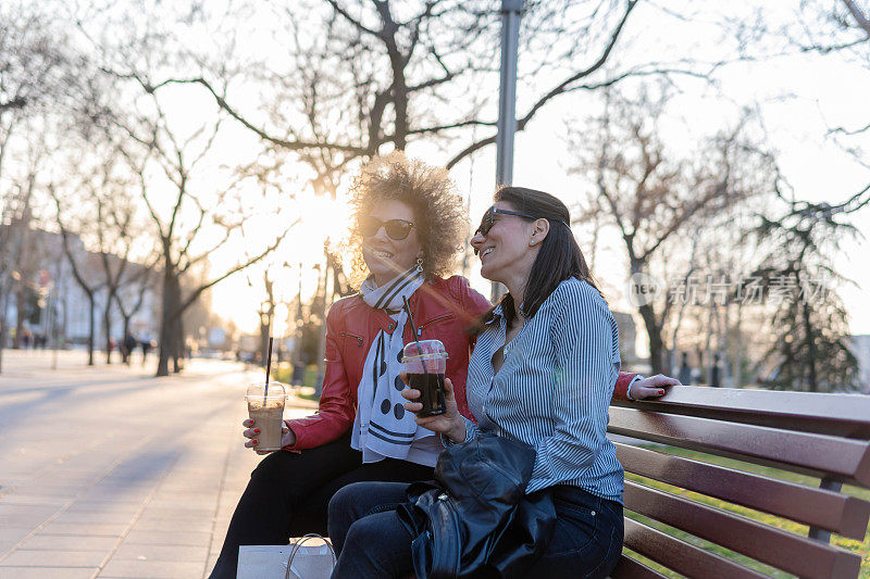 朋友们在公园里聊天喝咖啡