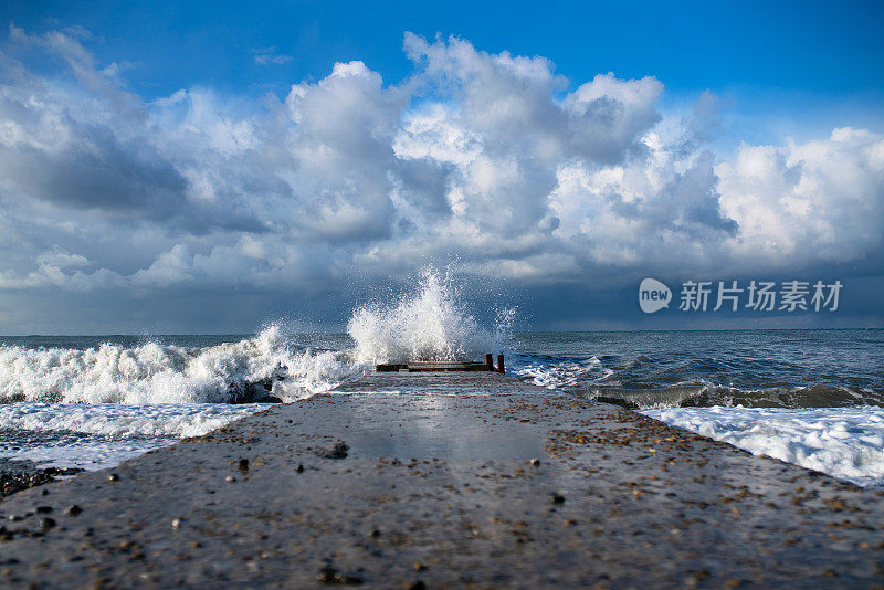 在旧码头破浪