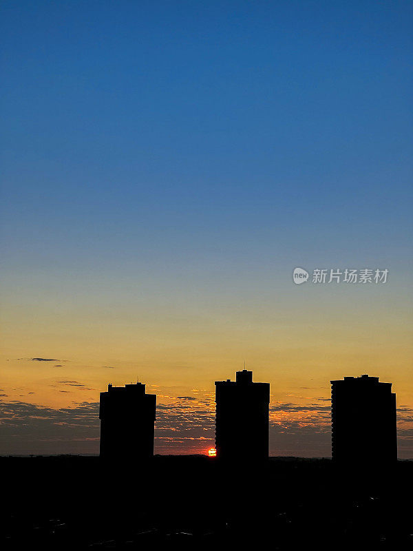 夏日清晨，太阳冉冉升起。