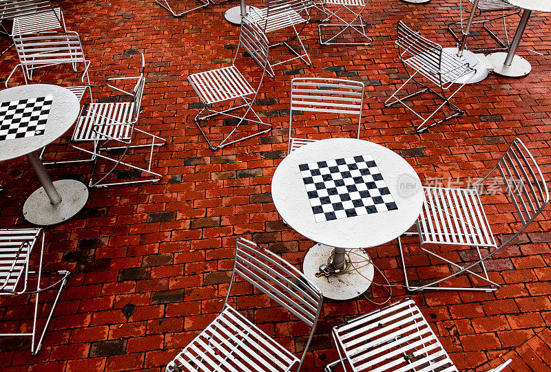 哈佛广场砖砌露台上的国际象棋桌椅——马萨诸塞州剑桥