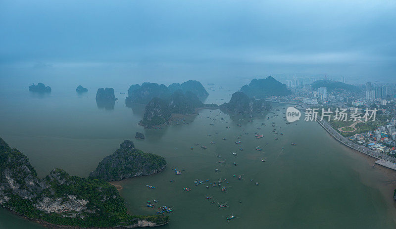 下龙湾的渔船