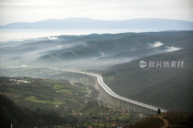 公路贯穿山峦和村庄