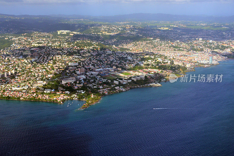 从Nègres海角到西蒙角，马提尼克岛的城市和弗拉芒湾的鸟瞰图
