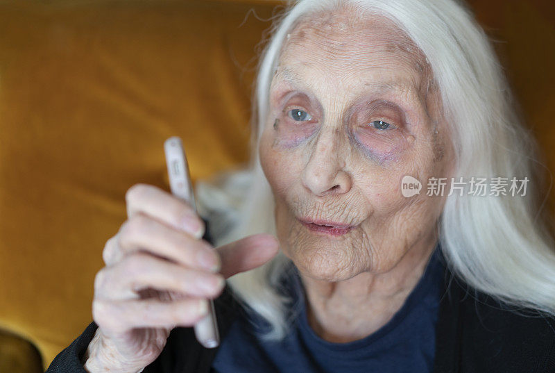 讨论期间在客厅的老年女性肖像