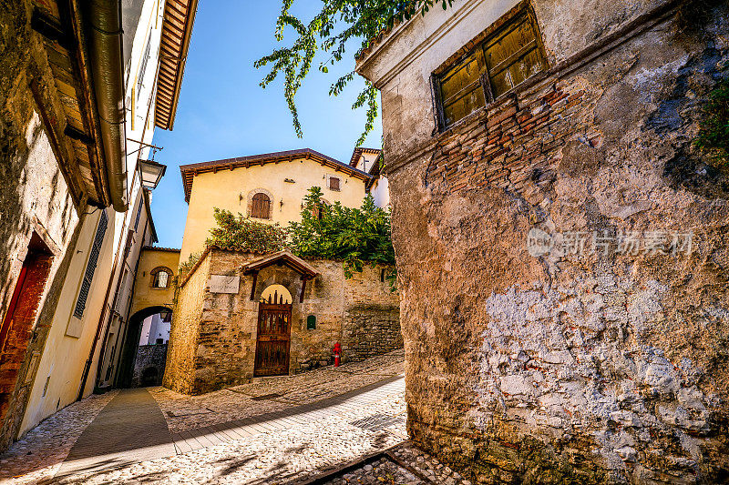 翁布里亚斯波莱托的中世纪中心地带，有石砌房屋的小巷交叉路口