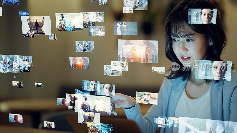 观看全息影像屏幕的亚洲女性。视觉内容的概念。社交网络服务。流媒体视频。通信网络。