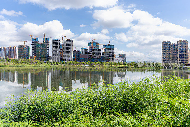 生态公园的草地和湖泊反映了中国福建省莆田市的城市形象