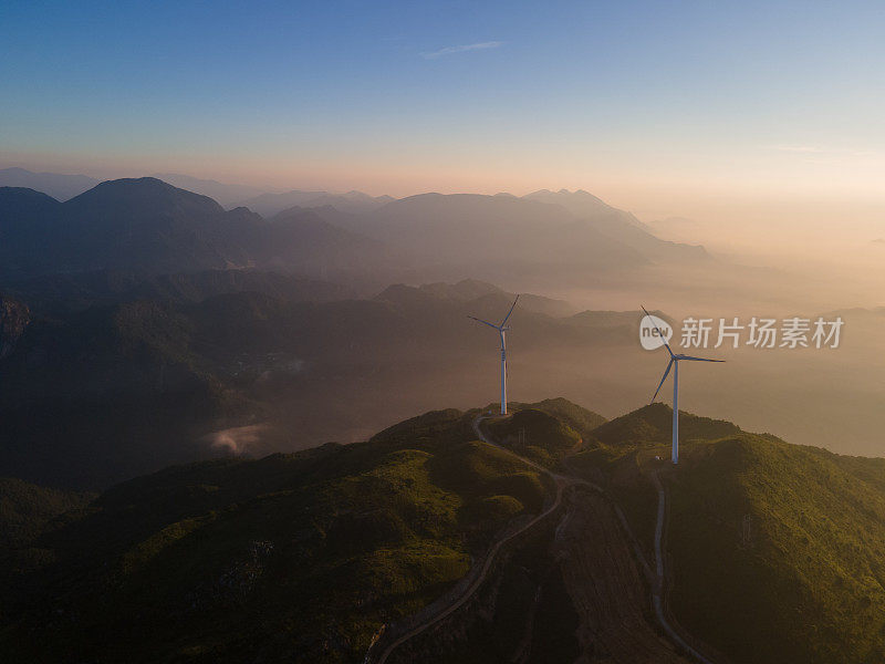 清晨的云海和山上的一大群风力