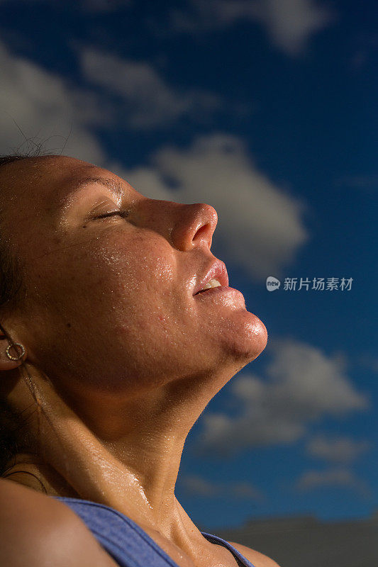 特写低角度侧视图肖像美丽的黑发女运动员出汗看累后锻炼