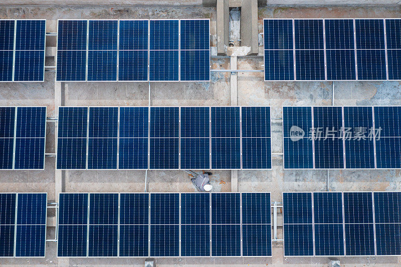 一名工人正在金林太阳能发电厂检查太阳能电池板