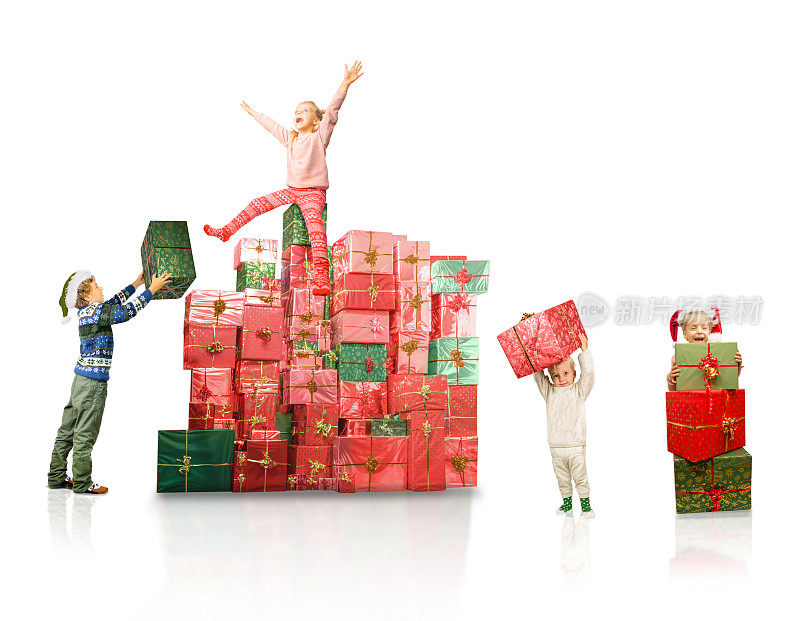 四个圣诞老人的助手整理一堆圣诞礼物盒