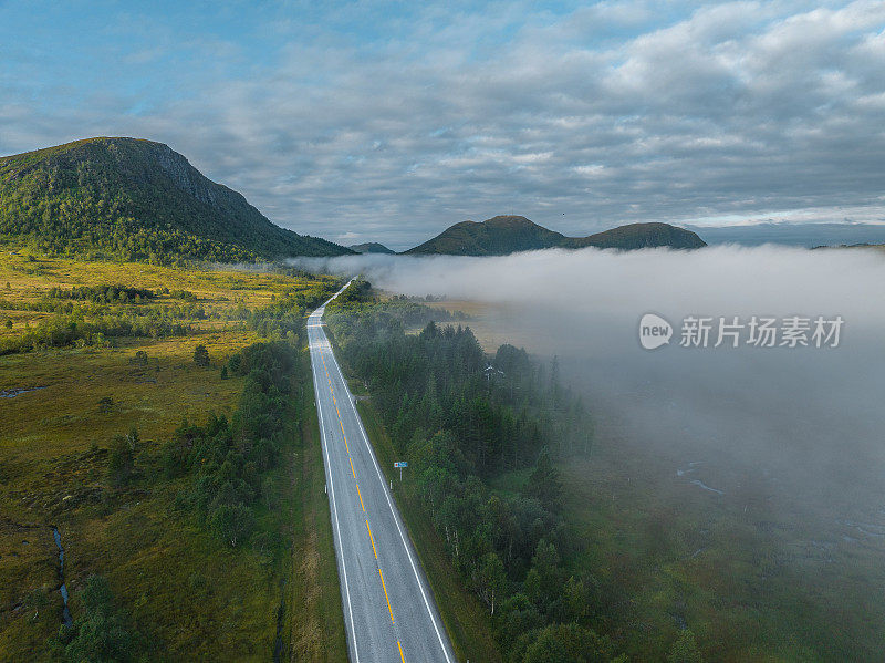 风景鸟瞰图的汽车在道路上通过挪威高地