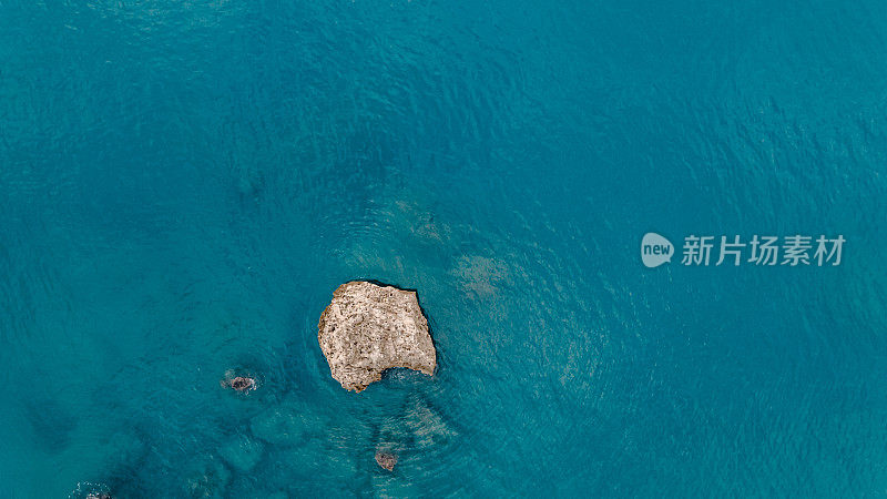 空中蓝绿色的大海和悬崖，蓝绿色的大海背景，空中的水撞击悬崖，海滩岛，大海和悬崖背景照片